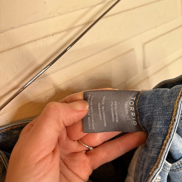 Torrid Light Wash Denim Distressed Shorts, Women’s Size 14 - Picture 7 of 7